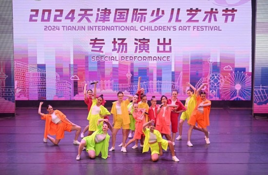 7月22日，來自俄羅斯的舞蹈團演員在藝術(shù)節(jié)上展演。新華社記者 趙子碩 攝
