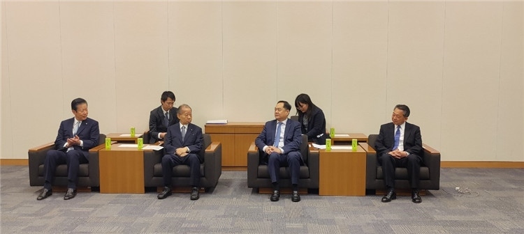 4月11日，楊萬明會長在東京會見日中友好議員聯(lián)盟會長二階俊博（左二）。中國人民對外友好協(xié)會供圖