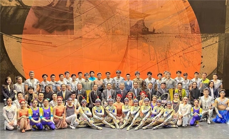 4月12日，中國人民對外友好協(xié)會會長楊萬明、駐日大使吳江浩及來自36國70位駐日使節(jié)代表等現(xiàn)場觀看中國雜技團(tuán)東京公演。中國人民對外友好協(xié)會供圖