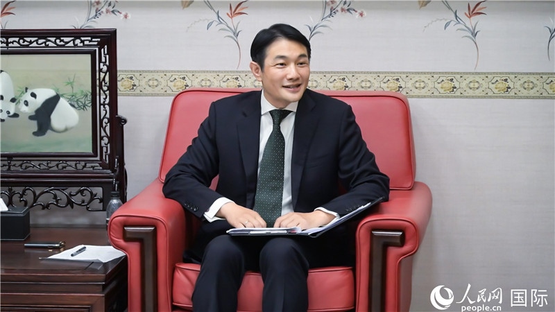 使館發(fā)言人畢海波公參介紹黨的二十屆三中全會(huì)情況并回答記者提問。人民網(wǎng) 郭錦標(biāo)攝