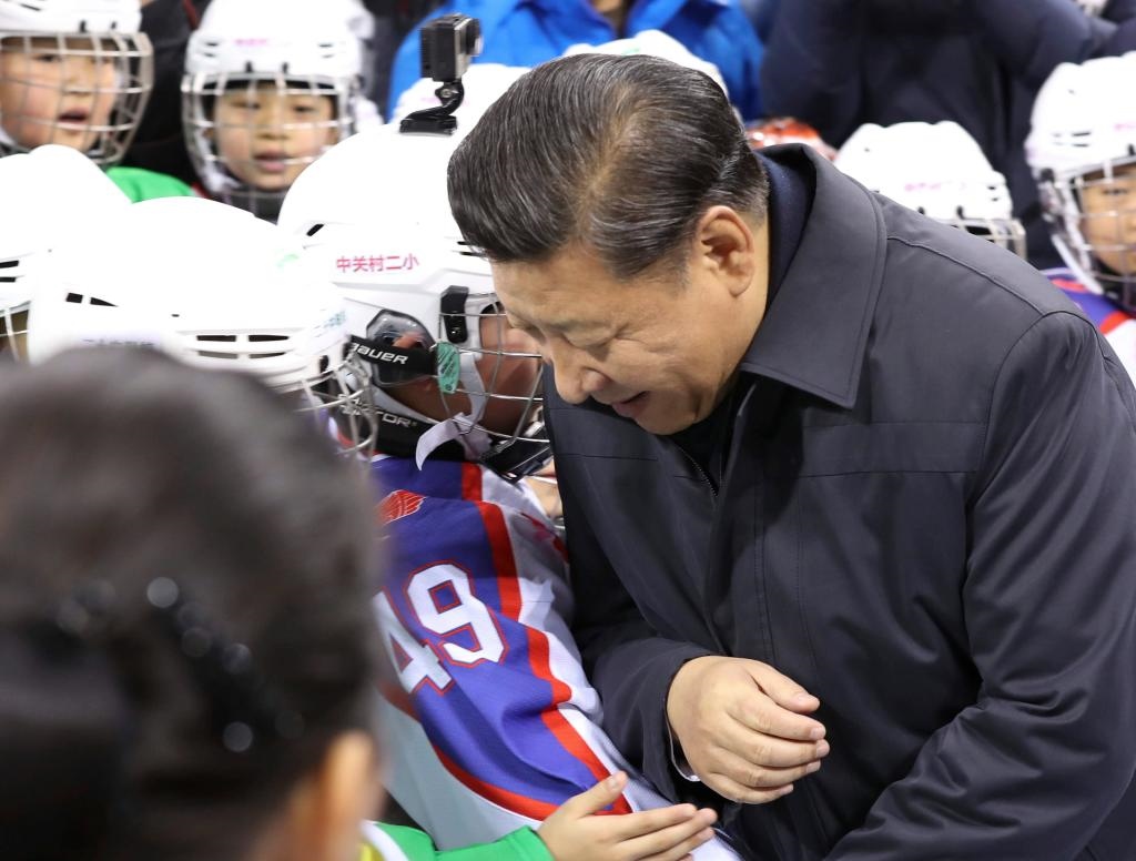 2017年2月24日，習(xí)近平總書記在北京五棵松體育中心考察時(shí)同青少年冰球愛好者“撞肩”，表示相互問候。新華社記者 丁林 攝