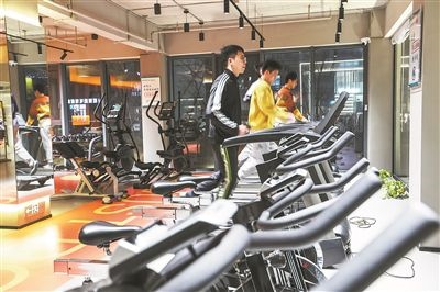 年輕人在江蘇省一人才社區(qū)的健身房運(yùn)動(dòng)。 新華社記者 楊磊攝