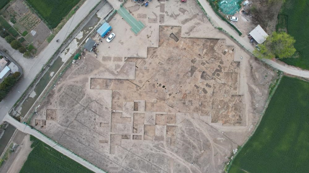 這是2024年3月23日拍攝的四川省廣漢市三星堆遺址發(fā)掘區(qū)（無人機(jī)照片）。新華社發(fā)（四川省文物考古研究院供圖）
