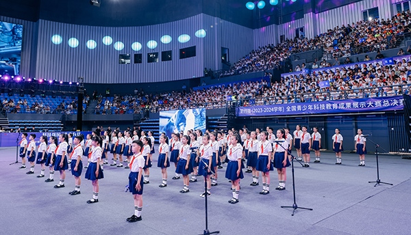 開幕式現(xiàn)場，學生們朗誦“科技強國 未來有我” 。主辦方供圖