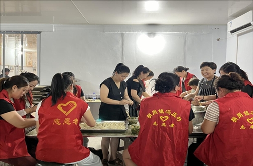 志愿者在以孝治家大食堂工作。（受訪者供圖）