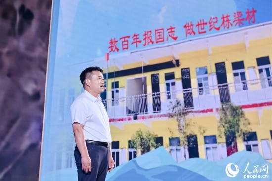 張玉滾分享用一根扁擔送孩子們走出大山的故事。人民網(wǎng)攝