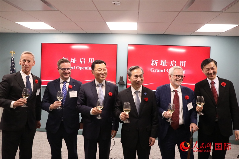 4、美中貿(mào)易全國(guó)委員會(huì)會(huì)長(zhǎng)克雷格·艾倫、美國(guó)商會(huì)高級(jí)副會(huì)長(zhǎng)傅瑞偉等美國(guó)工商界代表出席活動(dòng)。 人民網(wǎng)記者 李志偉攝