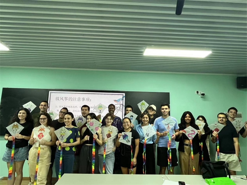 在中國和巴西共迎兩國建交50周年之際，巴西圣保羅州立大學(xué)孔子學(xué)院今年7月成功組織多批、近40名巴西青少年來華進行短期訪問交流，圖為訪問團成員參加文化體驗活動。 巴西圣保羅州立大學(xué)孔子學(xué)院供圖