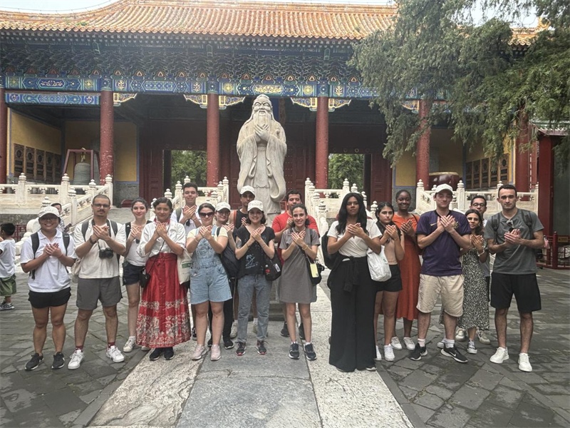 在中國和巴西共迎兩國建交50周年之際，巴西圣保羅州立大學(xué)孔子學(xué)院今年7月成功組織多批、近40名巴西青少年來華進行短期訪問交流，圖為訪問團成員參加文化體驗活動。 巴西圣保羅州立大學(xué)孔子學(xué)院供圖