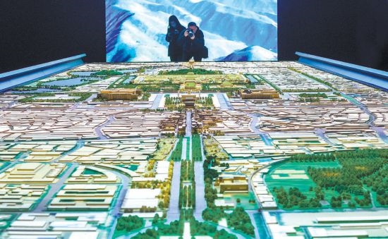 首都博物館“輝煌中軸”展廳內(nèi)，十六米長的中軸線沙盤，配以立體投影技術，展現(xiàn)北京中軸線之壯美。 本報記者 武亦彬攝