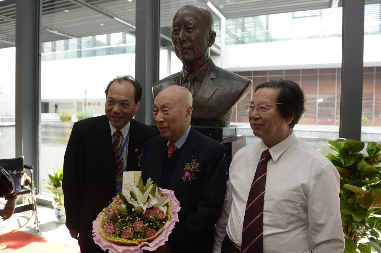 2014年7月31日，“寧波幫”代表人士李達(dá)三（中）在自己的塑像前留影。圖片來源：新華社