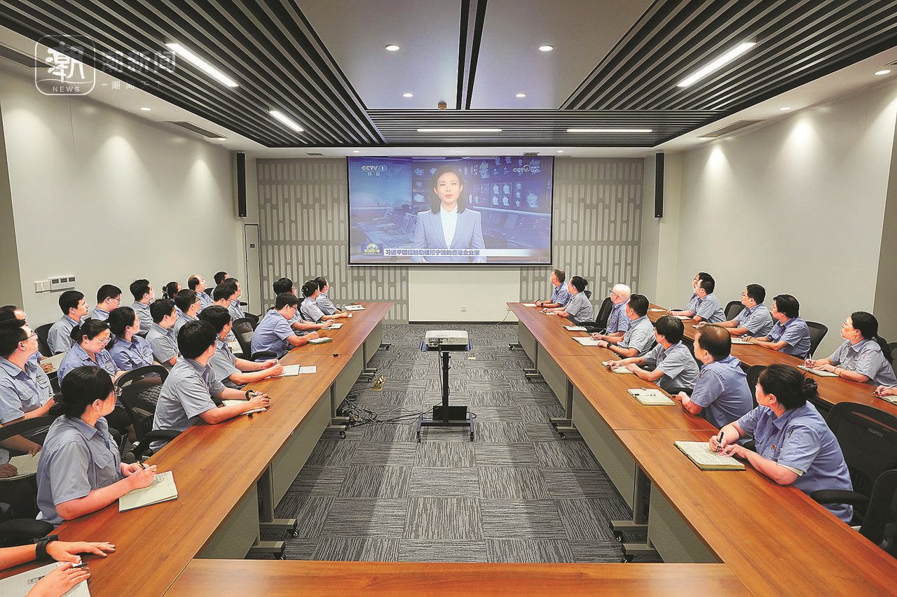 2024年8月1日晚，寧波永新光學(xué)股份有限公司員工集體觀看央視《新聞聯(lián)播》關(guān)于國家主席習(xí)近平給包陪慶、曹其鏞等祖籍寧波的香港企業(yè)家回信的報(bào)道。潮新聞?dòng)浾?賀元?jiǎng)P 彭鵬 周旭輝 攝
