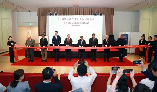 中外嘉賓共同為“文明的綻放”文化交流展開幕式剪彩。中國(guó)外文局國(guó)際傳播發(fā)展中心供圖