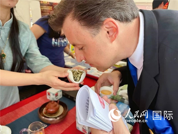 德國(guó)市民品鑒中國(guó)茶。人民網(wǎng)記者 劉赫攝