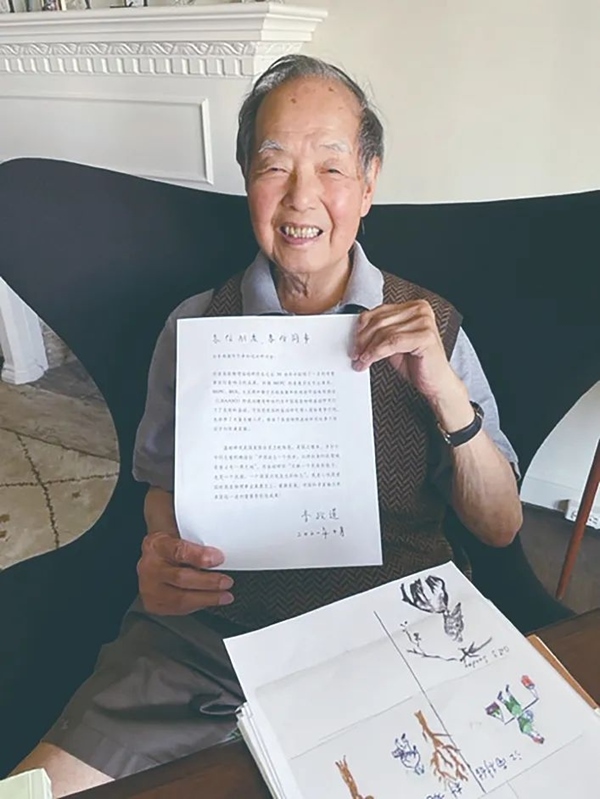 李政道先生曾面對(duì)鏡頭展示給中國高能物理事業(yè)的寄語。圖片來源：中國科學(xué)報(bào)