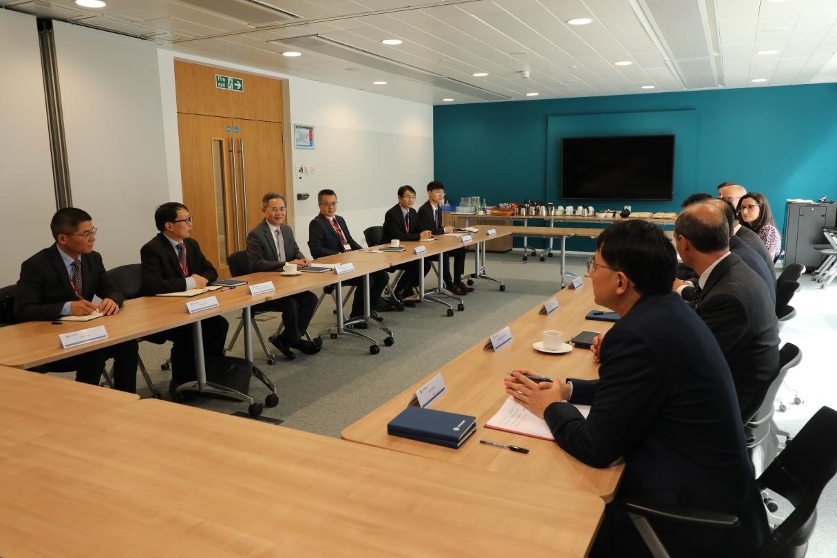 圖為中國駐英國大使鄭澤光與項目運營團隊及企業(yè)合作機構(gòu)負責人座談現(xiàn)場。中國駐英國使館供圖