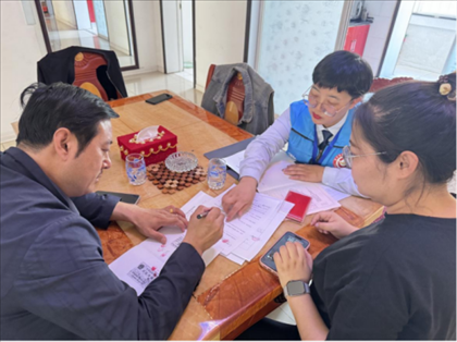 棋蒙政務(wù)企業(yè)服務(wù)中心幫辦代辦員為高老先生上門辦理業(yè)務(wù)。鄂托克旗政務(wù)服務(wù)與數(shù)據(jù)管理局供圖