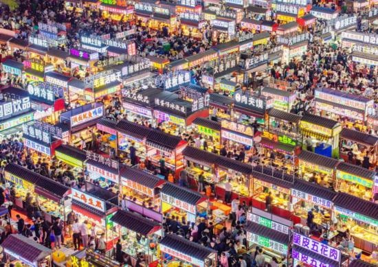 2024年4月21日，人們在河北省正定縣小商品夜市品嘗美食（無人機(jī)照片）。新華社發(fā)（武志偉 攝）