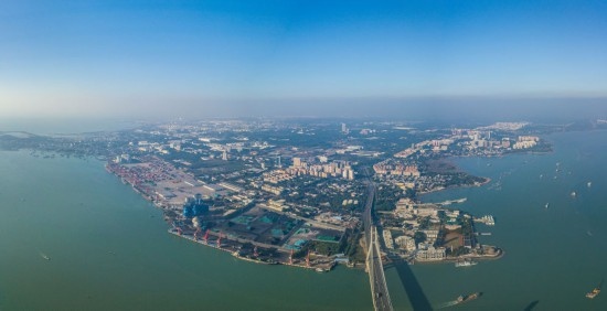 海南自貿(mào)港重點(diǎn)園區(qū)——洋浦經(jīng)濟(jì)開發(fā)區(qū)（2023年12月31日攝，無人機(jī)全景照片）。新華社記者 蒲曉旭 攝