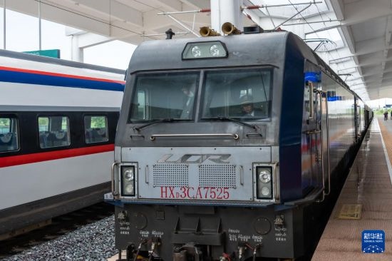 8月5日，由老撾籍火車司機(jī)獨(dú)立駕駛的滿載貨物的列車駛出中老鐵路萬象站。新華社發(fā)（凱喬 攝）