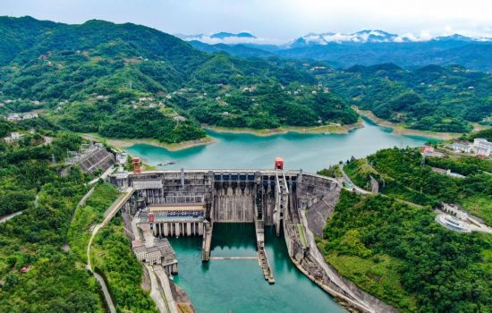 這是陜西安康水電站大壩（2024年6月21日攝，無人機(jī)照片）。新華社記者 蔡湘鑫 攝