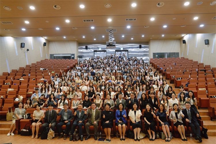 8月5日，第十一屆在韓國際中文教育志愿者崗中培訓(xùn)舉行開班儀式。圖為活動現(xiàn)場合影。 教育部中外語言交流合作中心供圖
