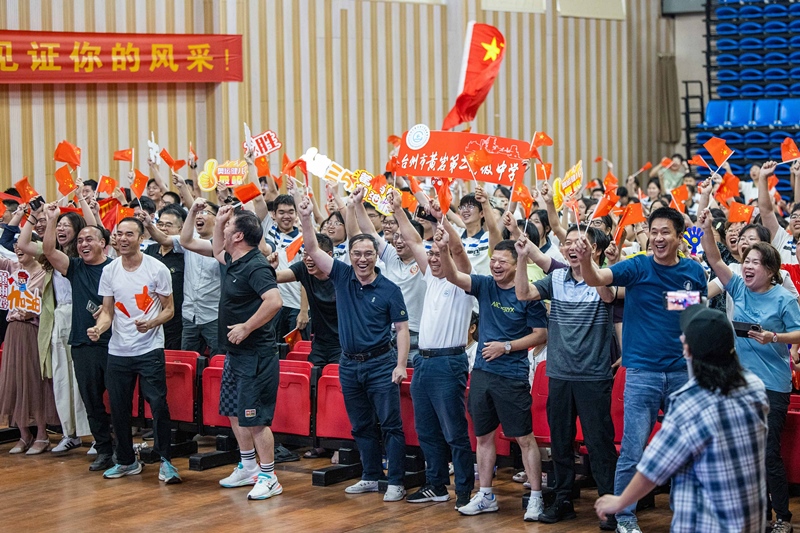 北京時間7月27日，2024年巴黎奧運會首個比賽日，在射擊10米氣步槍混合團體比賽中，中國選手黃雨婷/盛李豪獲得金牌。圖為黃雨婷的母校師生們通過收看奧運直播的方式為她加油助威。