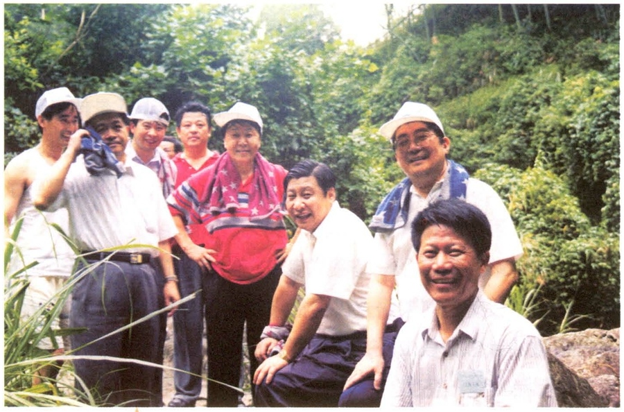 1999年6月，習(xí)近平在福州森林公園參加紀(jì)念毛主席“發(fā)展體育運(yùn)動(dòng)，增強(qiáng)人民體質(zhì)”題詞47周年登山健身活動(dòng)。（資料照片，來(lái)源：《習(xí)近平在福建》（下））