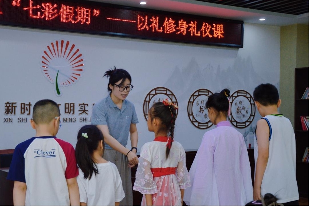 曲阜市小雪街道如意社區(qū)新時代文明實踐站以禮修身禮儀課。謝婉瑩 攝