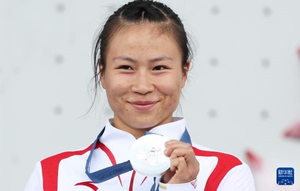 北京時(shí)間8月7日，在巴黎奧運(yùn)會(huì)攀巖女子速度賽比賽中，中國(guó)選手鄧麗娟獲得銀牌。圖為亞軍中國(guó)選手鄧麗娟在頒獎(jiǎng)儀式上。新華社記者 高靜 攝