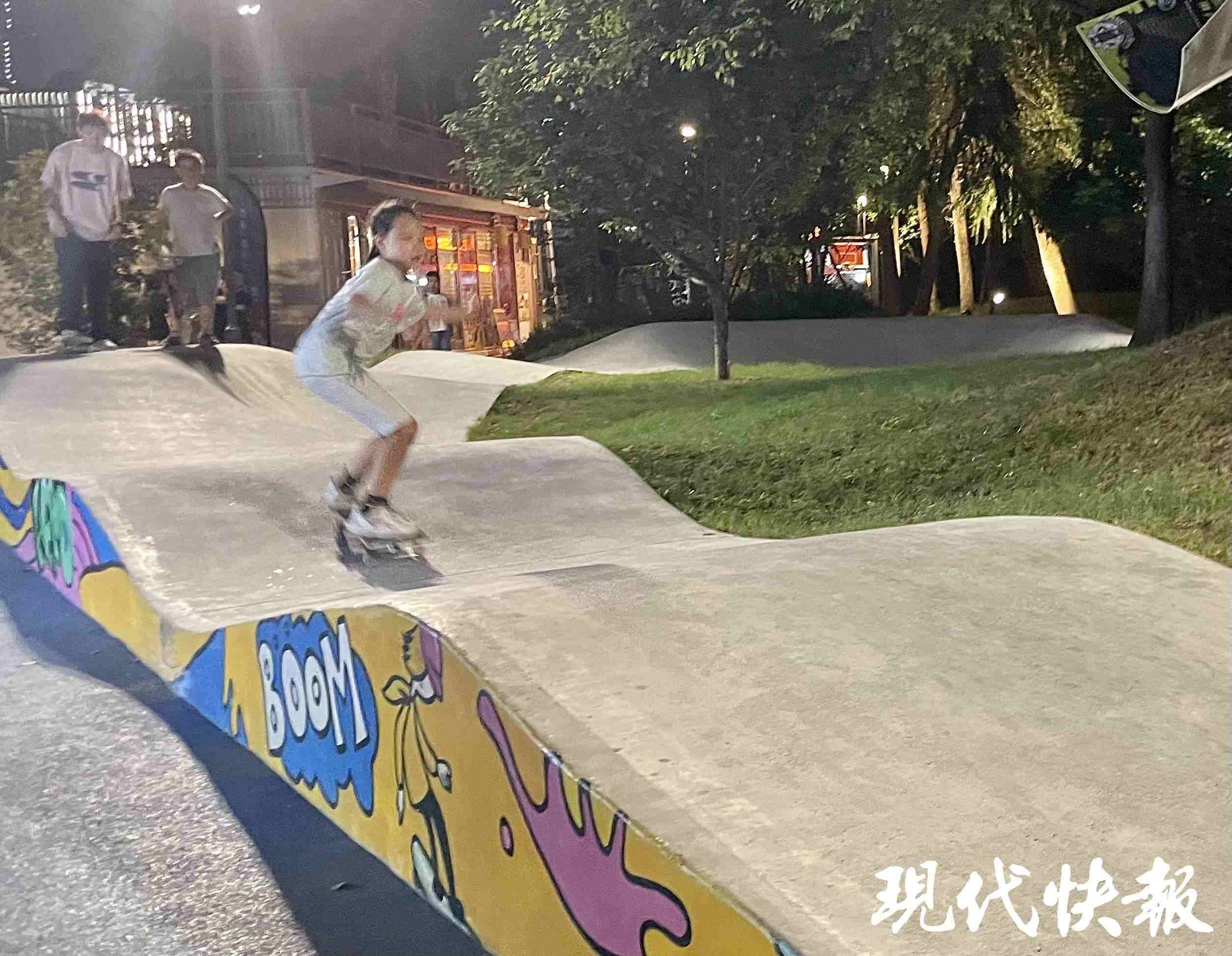南京西城·夜未央的滑板場地上，一群青少年正在玩滑板