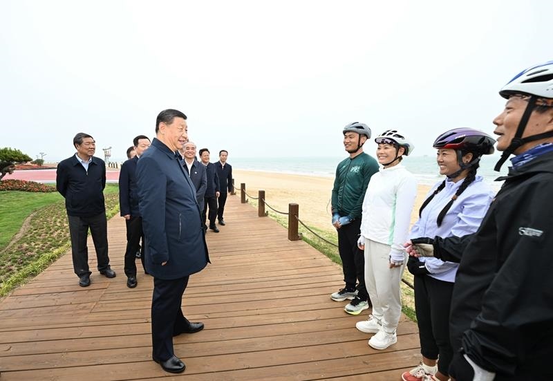 2024年5月22日，習近平總書記在山東日照市陽光海岸綠道同市民親切交流。