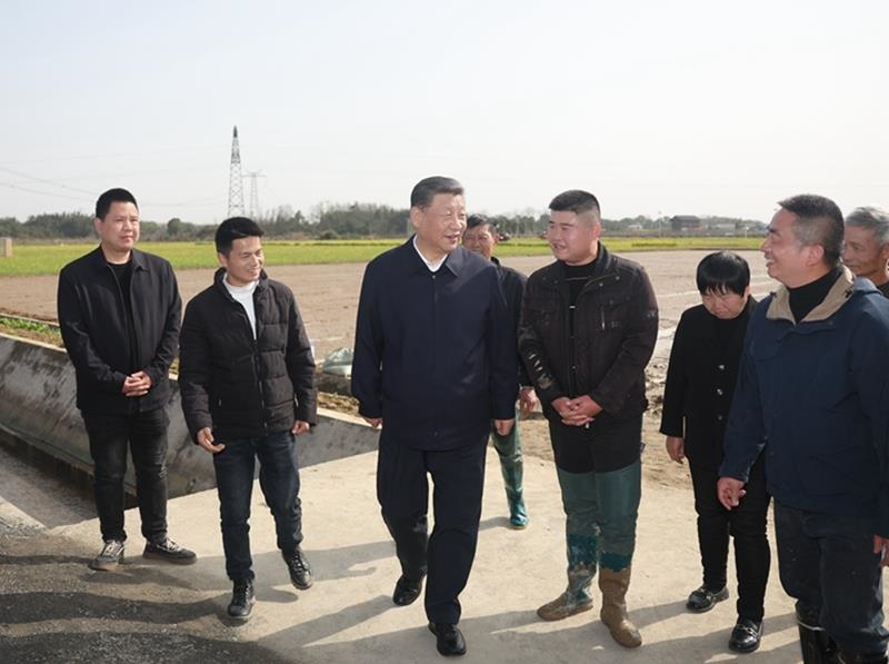 2024年3月19日，習近平總書記在湖南常德市鼎城區(qū)謝家鋪鎮(zhèn)港中坪村，同種糧大戶、農(nóng)技人員、基層干部親切交流。