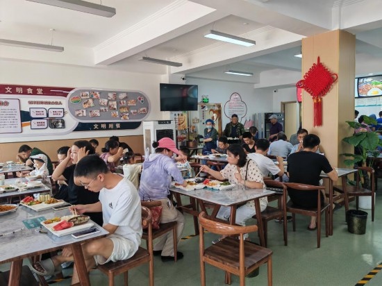 清水灣社區(qū)食堂坐滿了前來就餐的居民。新華社記者 鄒欣媛 攝