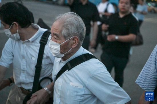 8月12日晚，侵華日軍第七三一部隊(duì)（簡稱“731部隊(duì)”）“少年隊(duì)”原隊(duì)員清水英男，乘機(jī)抵達(dá)哈爾濱。新華社記者 王松 攝
