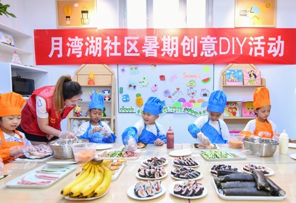 漯河市月灣湖社區(qū)青少年活動(dòng)室里，志愿者教孩子們做手工。 齊國(guó)霞攝
