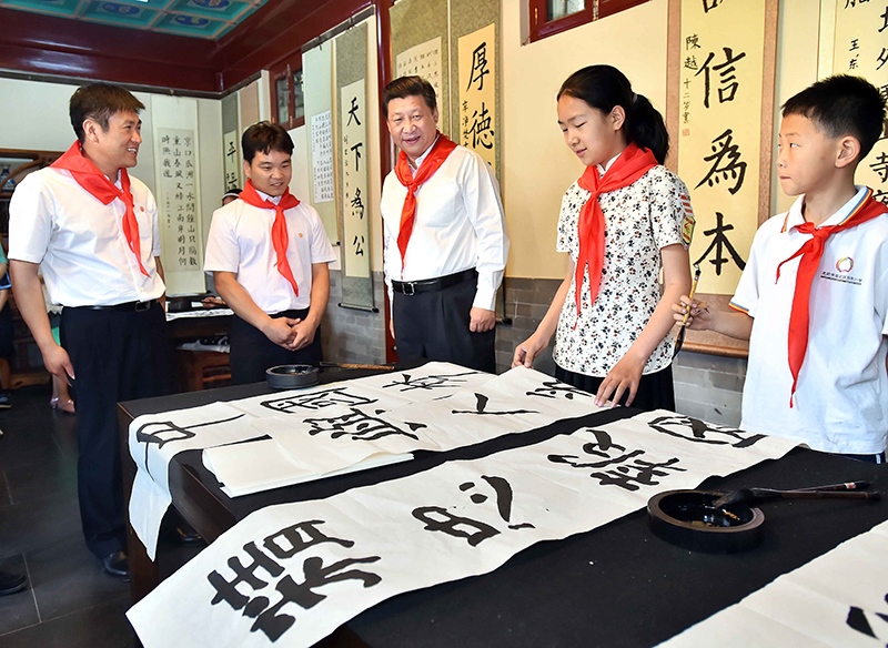 2014年5月30日，習(xí)近平總書記來到北京市海淀區(qū)民族小學(xué)，參加慶祝“六一”國際兒童節(jié)活動。這是總書記觀看學(xué)生書寫的毛筆字。