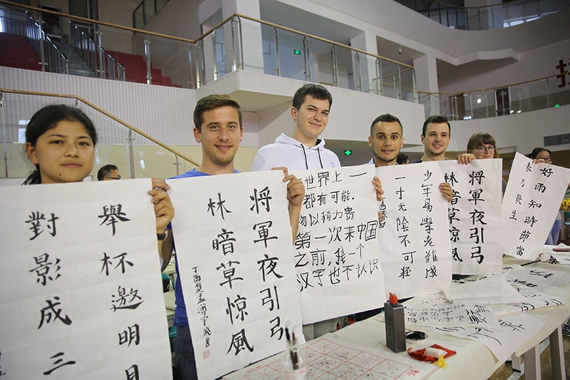 2017年6月5日，來自青島大學(xué)和中國石油大學(xué)（華東）的外國留學(xué)生在展示現(xiàn)場完成的書法作品。