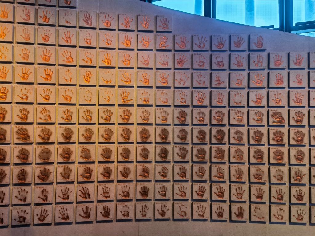 圖為侵華日軍南京大屠殺遇難同胞紀(jì)念館“三個(gè)必勝”展廳排列的648個(gè)鮮紅的手?。ň植浚?。新華社記者 邱冰清 攝