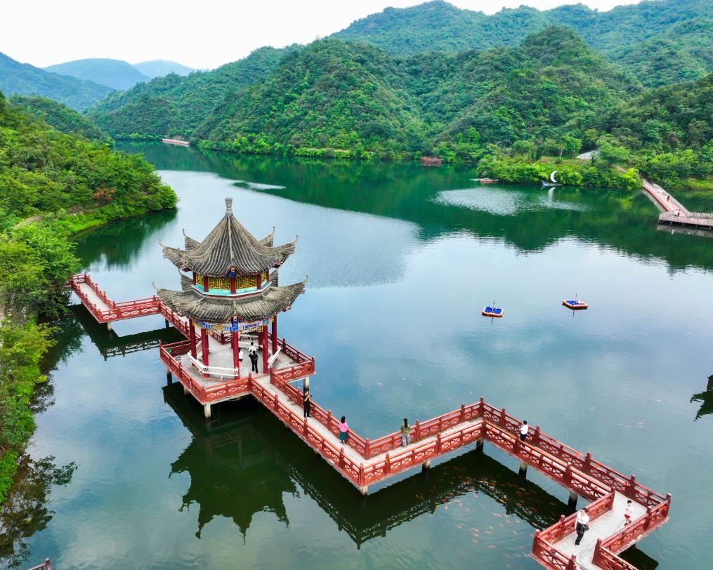 2024年8月11日，游客在湖南省雙牌縣陽明山國家森林公園萬和湖休閑游玩。新華社發(fā)（周秀魚春攝）