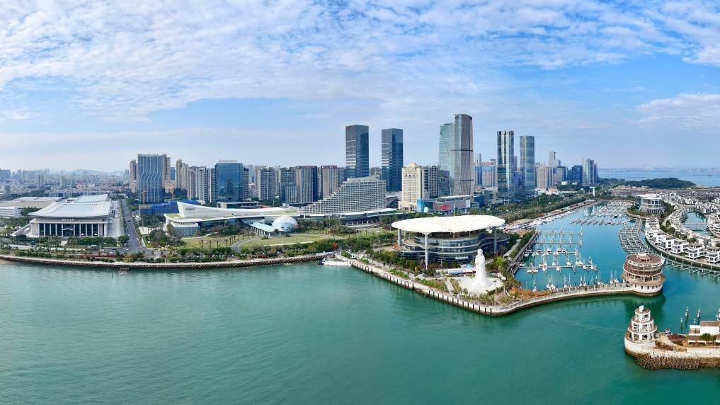 2024年1月24日拍攝的廈門國際會議中心、環(huán)島路一帶濱海城市景觀。新華社記者姜克紅攝