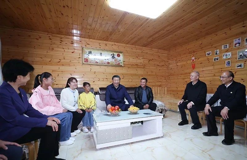 △2023年9月6日，習(xí)近平總書記在黑龍江大興安嶺地區(qū)漠河市北極村，同村民史瑞娟一家親切交談。