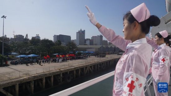 當(dāng)?shù)貢r(shí)間8月16日上午10時(shí)許，執(zhí)行“和諧使命-2024”任務(wù)的中國海軍“和平方舟”號(hào)醫(yī)院船圓滿結(jié)束對(duì)莫桑比克的訪問，駛離馬普托港，前往本次任務(wù)第五站南非。新華社發(fā)（曹春耀 攝）