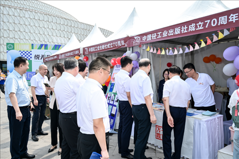 “書香滿園·輕閱七十年”圖書文化歡樂市集開市。主辦方供圖