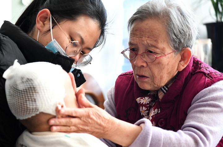 2022年11月16日，在陜西省榆林市佳縣，路生梅（右）在家中為患兒義診。 新華社發(fā)（鄒競一 攝）
