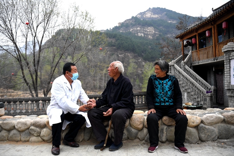 2020年4月15日，在河北阜平縣龍泉關(guān)鎮(zhèn)駱駝灣村，村醫(yī)霍建國為村民把脈。