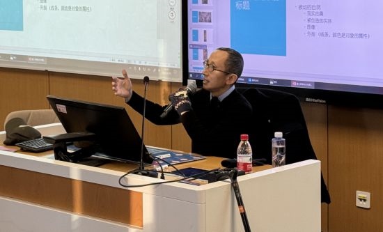 從去年秋天起，還在治療中的朱銳就堅持給本科生開課。（受訪者供圖）