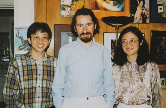 1992年，朱銳（左）赴美國杜蘭大學攻讀心靈哲學與認知科學，師從心靈哲學和認知科學家Radu Bogdan（中），右為朱銳師姐、北師大教授田平。