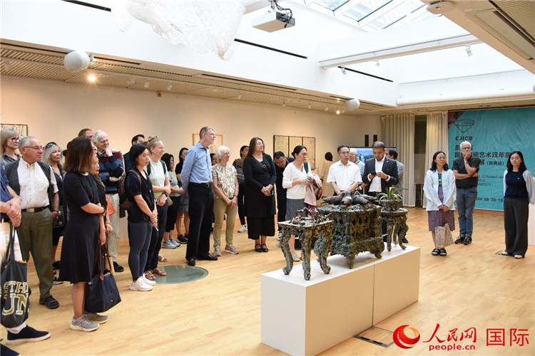 來(lái)賓參觀展覽作品。人民網(wǎng)記者 殷淼攝