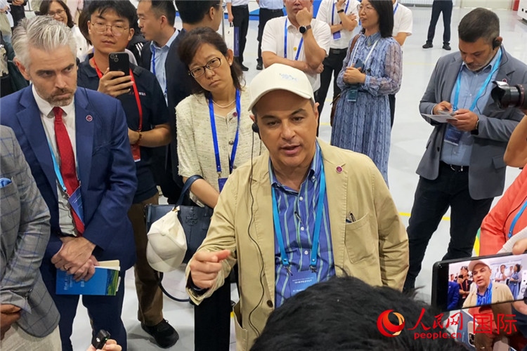 阿根廷駐華大使馬致遠(yuǎn)與億華通動力科技有限公司總經(jīng)理于民討論關(guān)切問題。人民網(wǎng) 宋歌攝